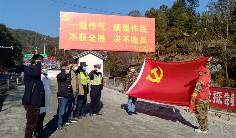 龙陵:战“疫”中的交警苍哥