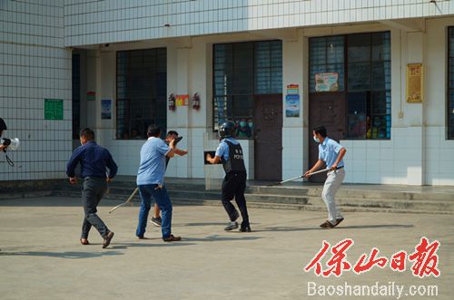 警察校卫队合力制服歹徒.jpg