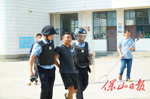 警察校卫队合力制服歹徒1.jpg