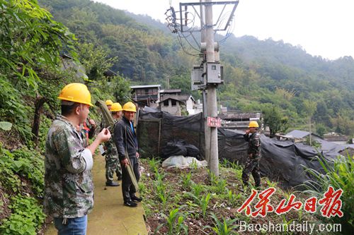 龙陵龙山镇“以练为战”开展突发事件应急演练3.jpg