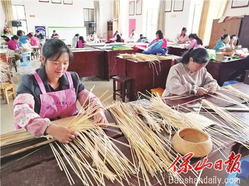 腾冲市清水乡抓党建促脱贫攻坚与乡村振兴无暇对接.jpg