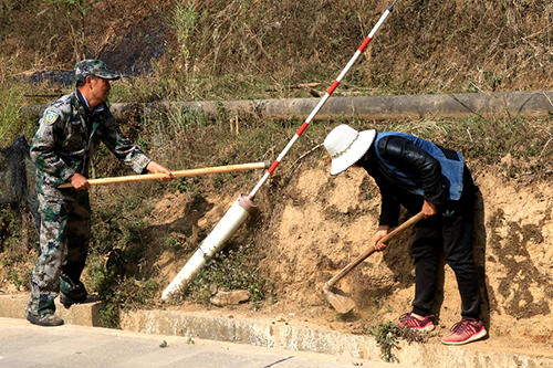 爱路护路，村民在行动.JPG