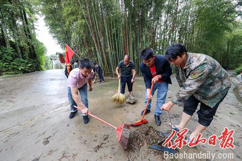 党员竹林深处人居提升忙.jpg