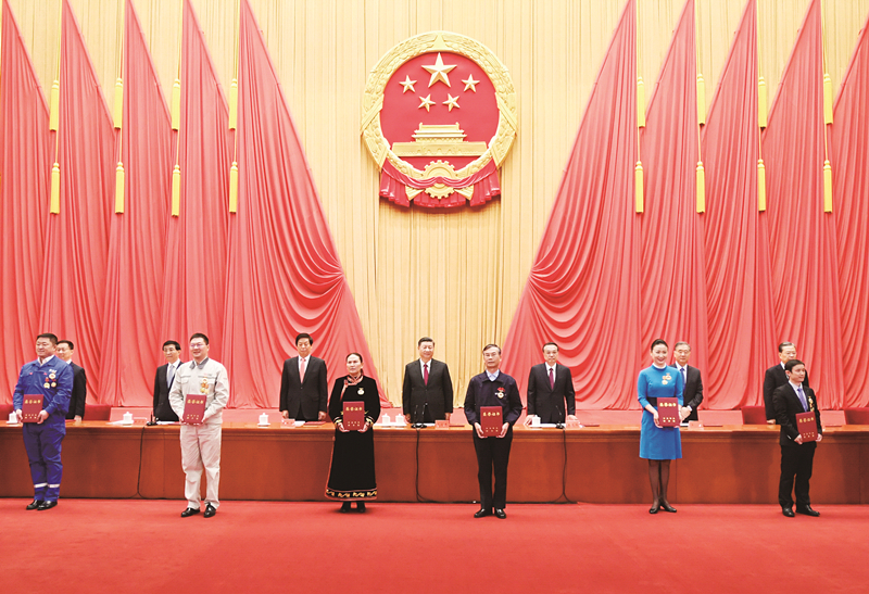 　　11月24日，全国劳动模范和先进工作者表彰大会在北京人民大会堂隆重举行。这是习近平等党和国家领导人向全国劳动模范和先进工作者代表颁发荣誉证书。新华社记者　李学仁　摄　　.jpg