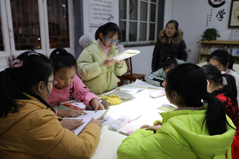 在吉林省敦化市渤海广场的德润书屋内，读者正在进行读书学习活动(1月16日摄)。新华社发(敦化市图书馆供图).JPG