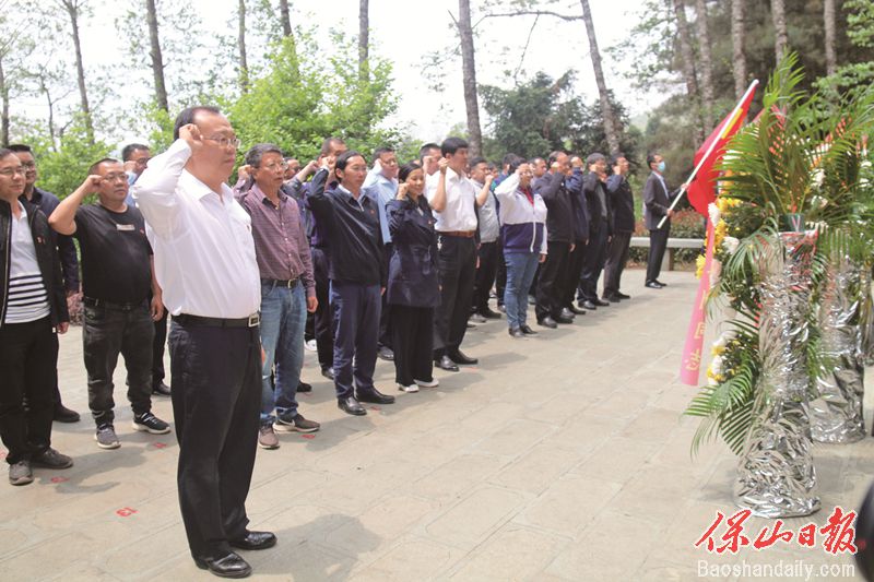 4月29日，党史学习教育市委理论学习中心组第二次集中学习暨市委常委班子读书班先后深入隆阳区金鸡“4·15”武装起义旧址和善洲林场，创新方式，现场教学，认真学习党史。市委书记杨军主持学习活动并作总结讲话。1.jpg