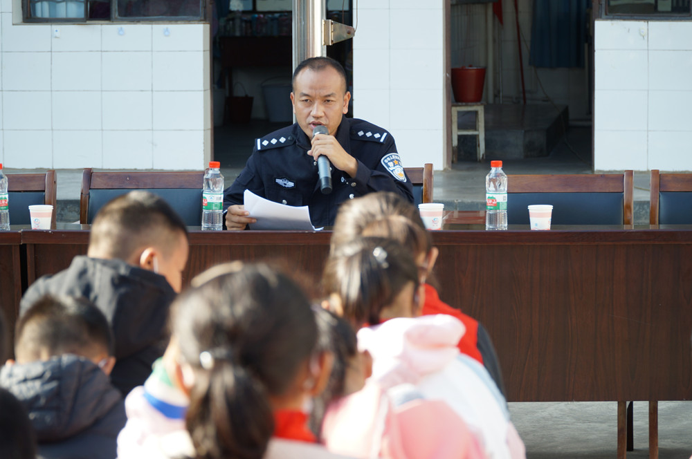 湾甸派出所教导员讲解交通安全、禁毒防艾和防范电信诈骗知识.jpg