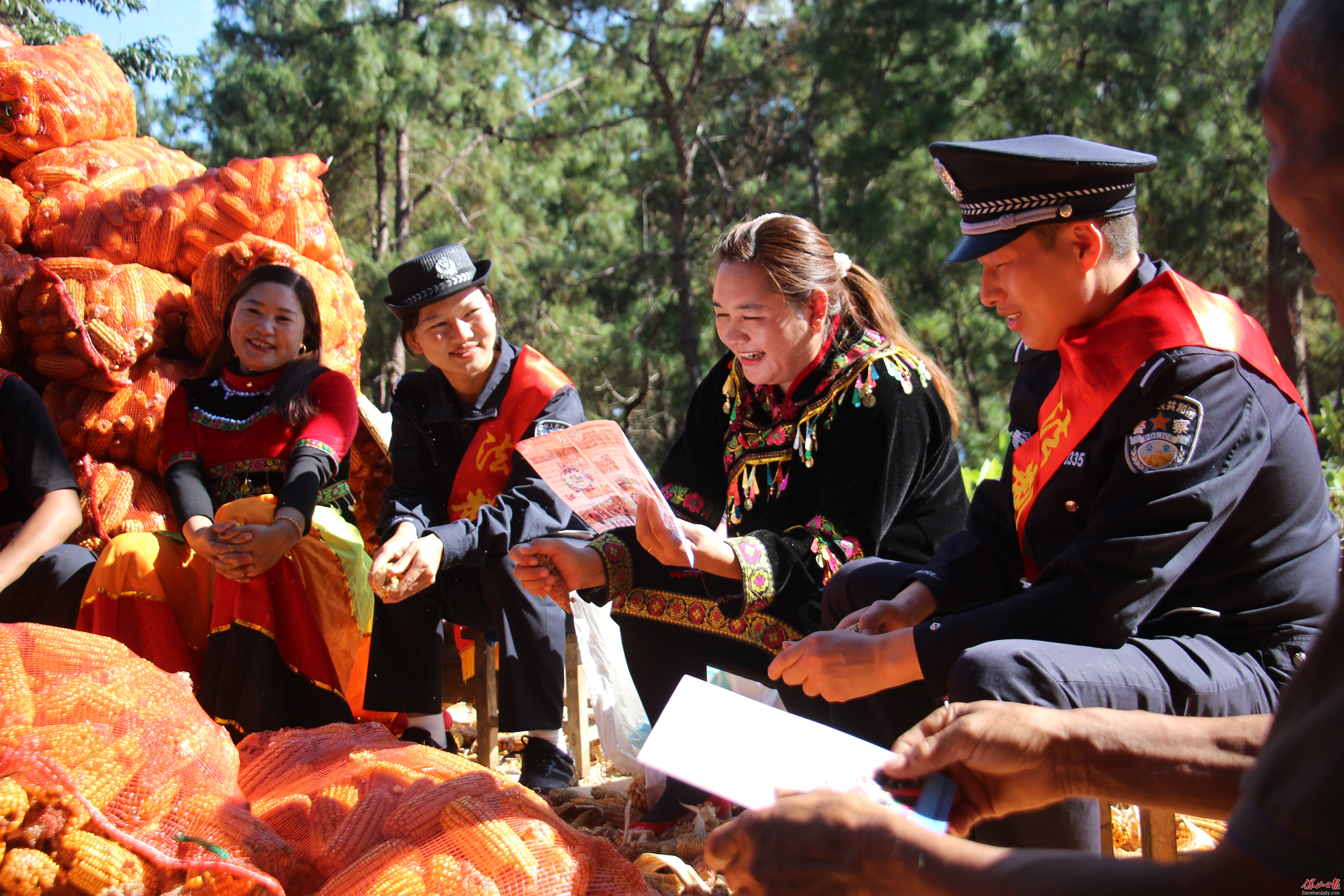 1.民警走村入户宣讲法律知识.JPG