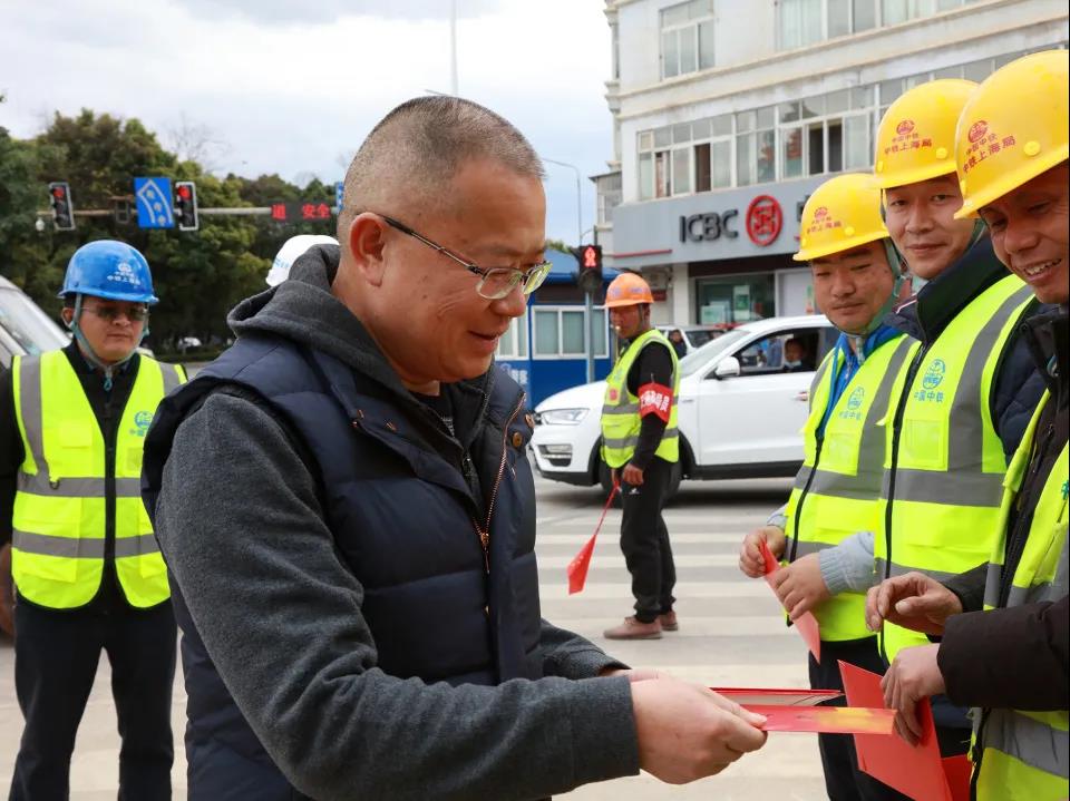 云南省总工会送温暖慰问3.jpg