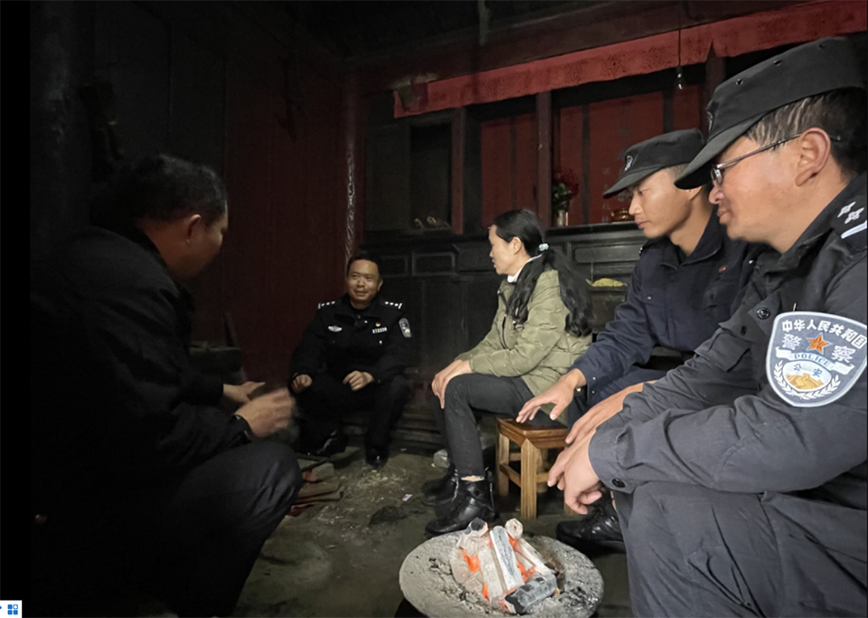 1.滇滩边境派出所民警与杨明足一家围在火塘边拉家常.png