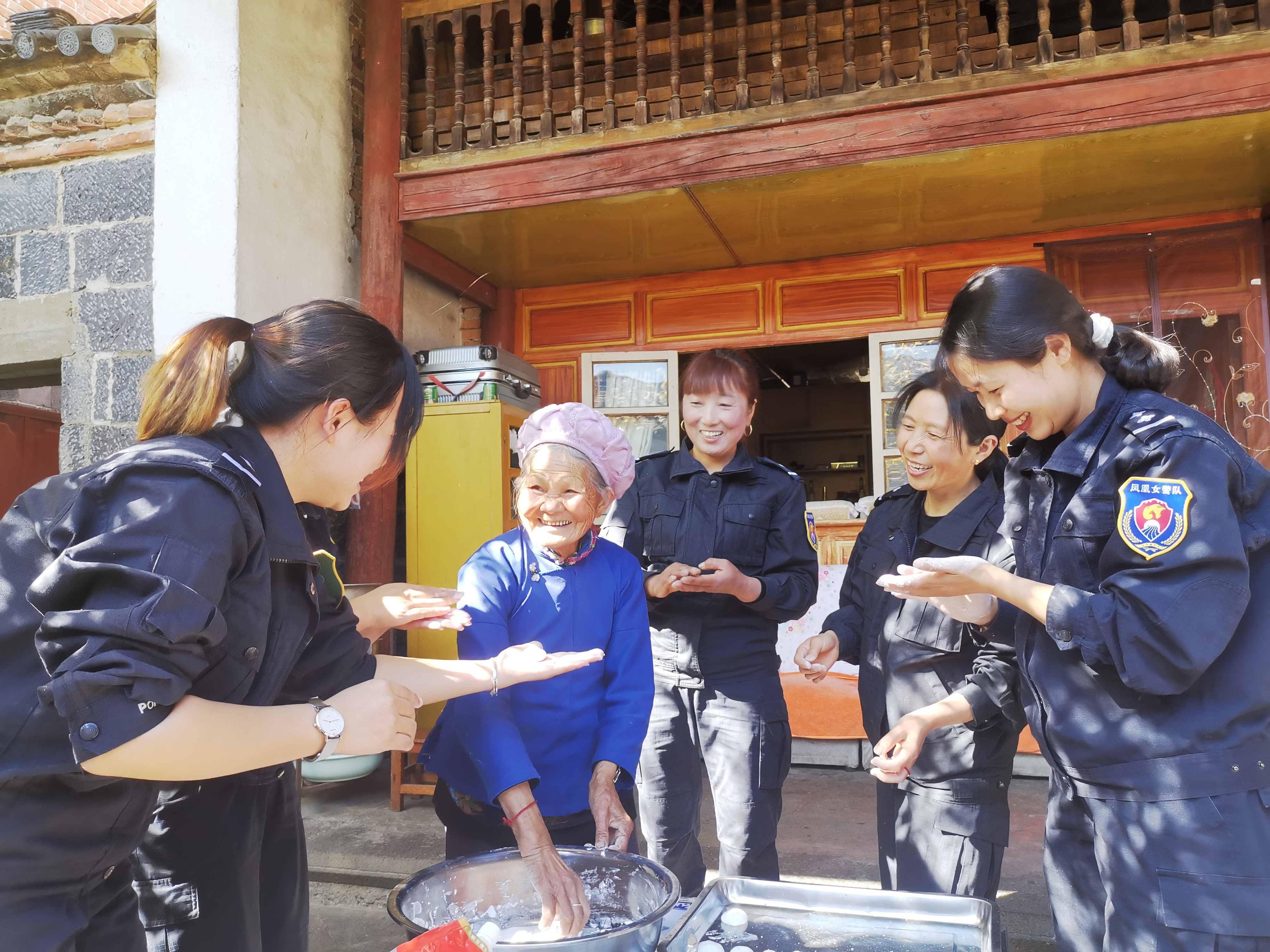 明光边境派出所凤凰女警队员们和老人唠家常 (2).jpg