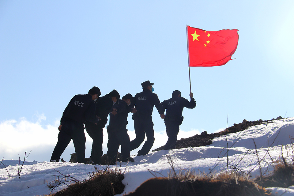 《边关雪“警”》2 摄于腾冲市明光镇中缅边境 腾冲市公安局新闻中心 劳海山 摄 13708753939.jpg