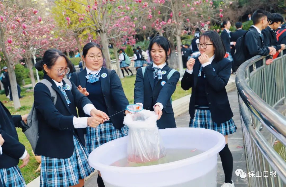 保山市委书记杨军出席高三学生“成人礼” 勉励学子“志存高远、决胜高三”