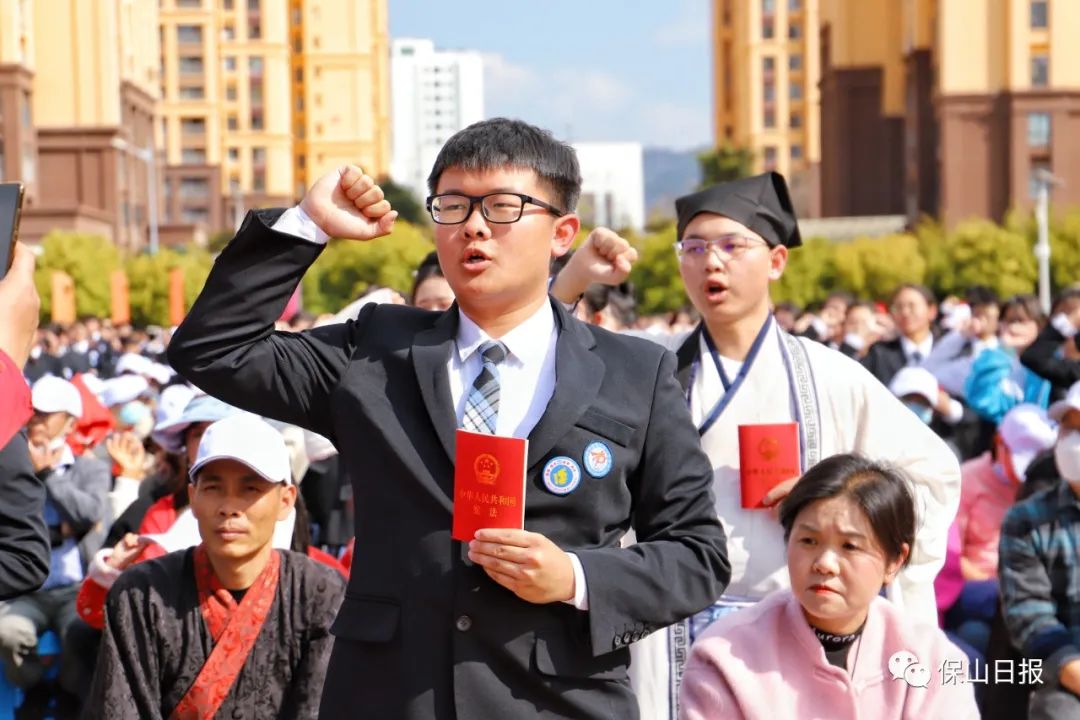 保山市委书记杨军出席高三学生“成人礼” 勉励学子“志存高远、决胜高三”