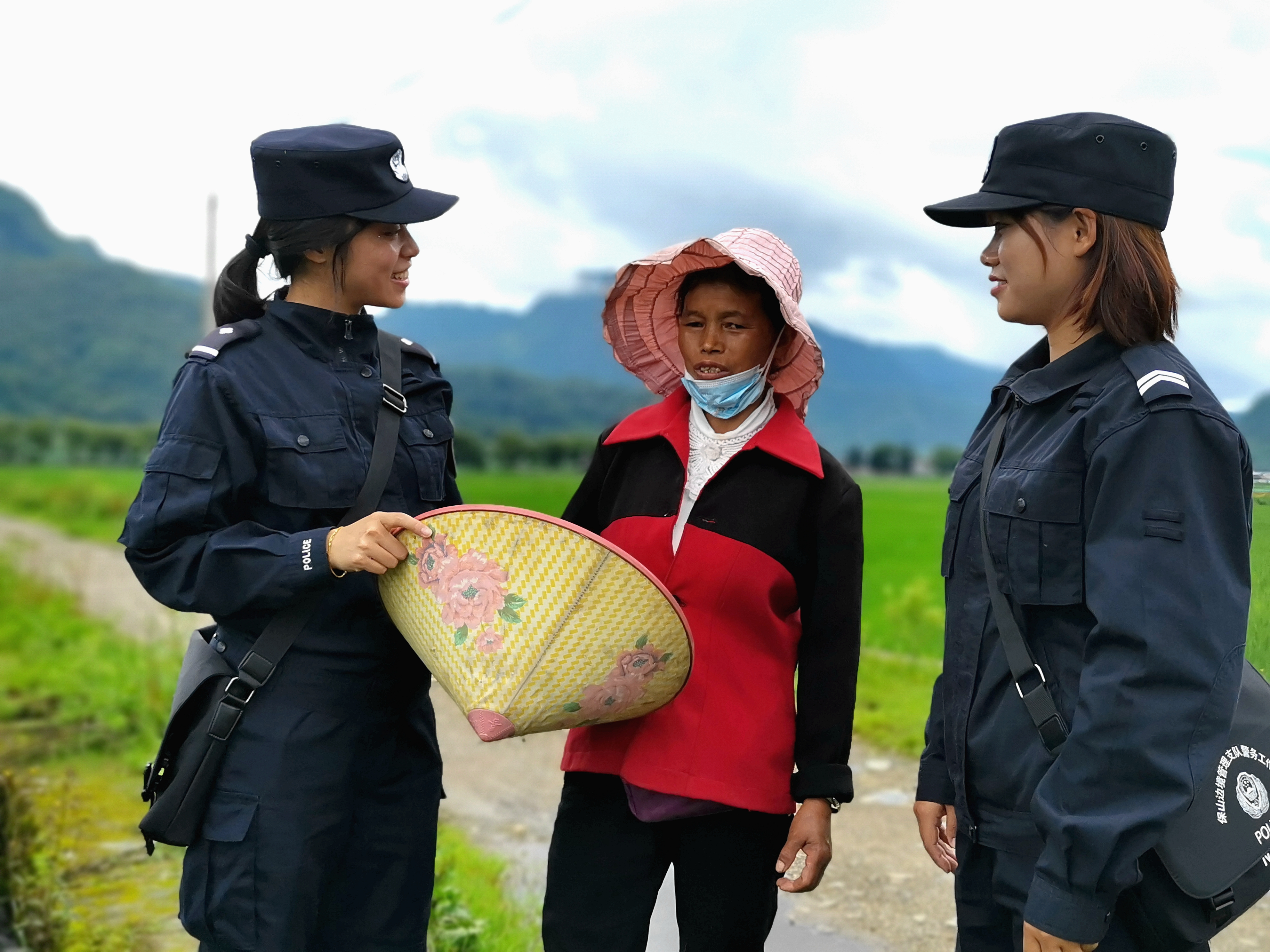 凤凰女警队在辖区走访.jpg