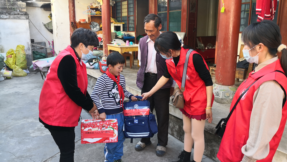 到居民蔡会林家中慰问（关楼社区）.jpg