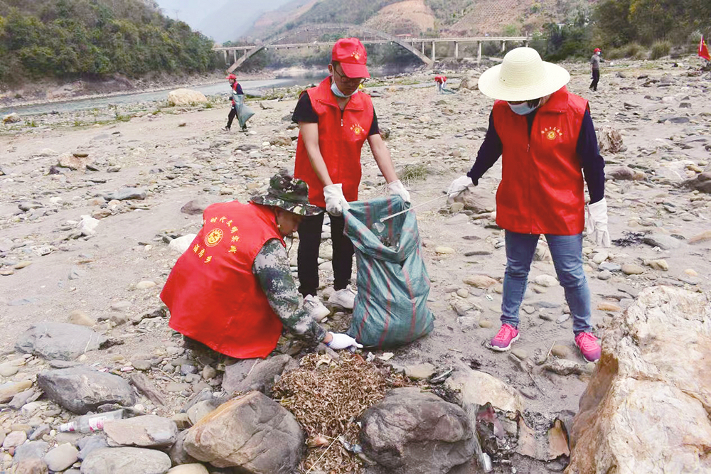 捡拾河道垃圾.jpg