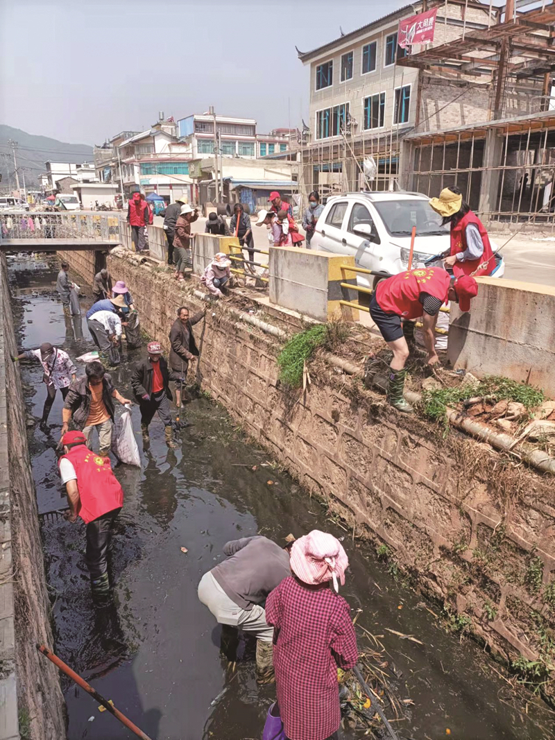 清理城区河道.jpg