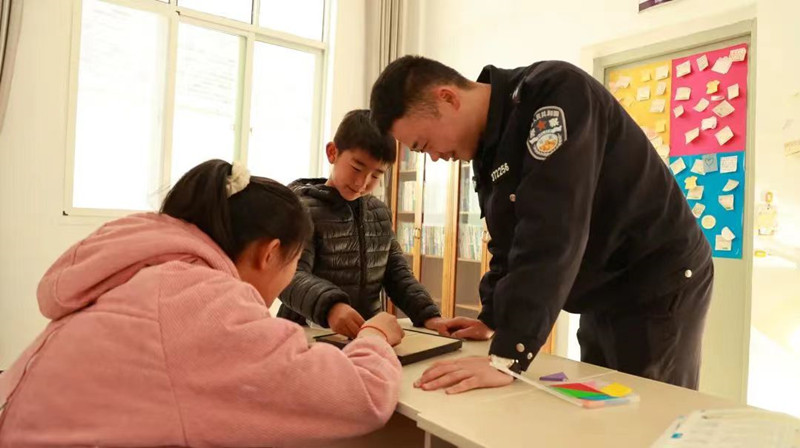 儿童节，7岁留守男孩手绘家乡边境派出所 (5).jpg