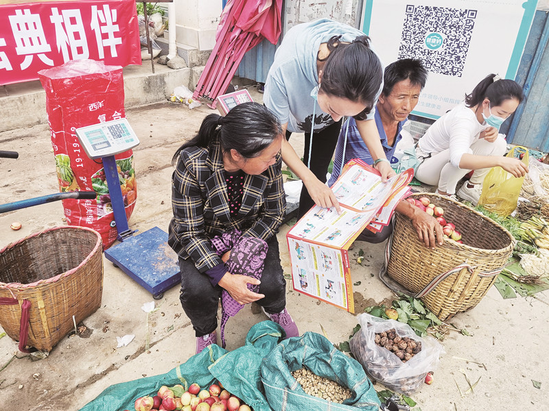 昌宁卡斯镇：开展“美好生活  民法典相伴”普法宣传.jpg