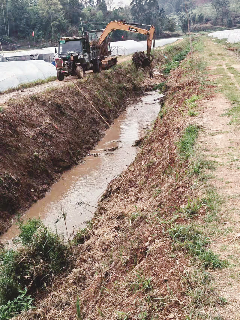 清理农田灌溉河道.jpg