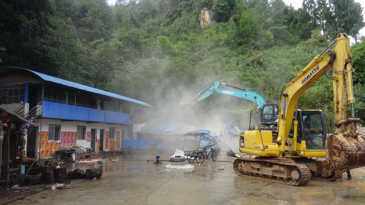 坚决拆除河湖区域内的违章建筑