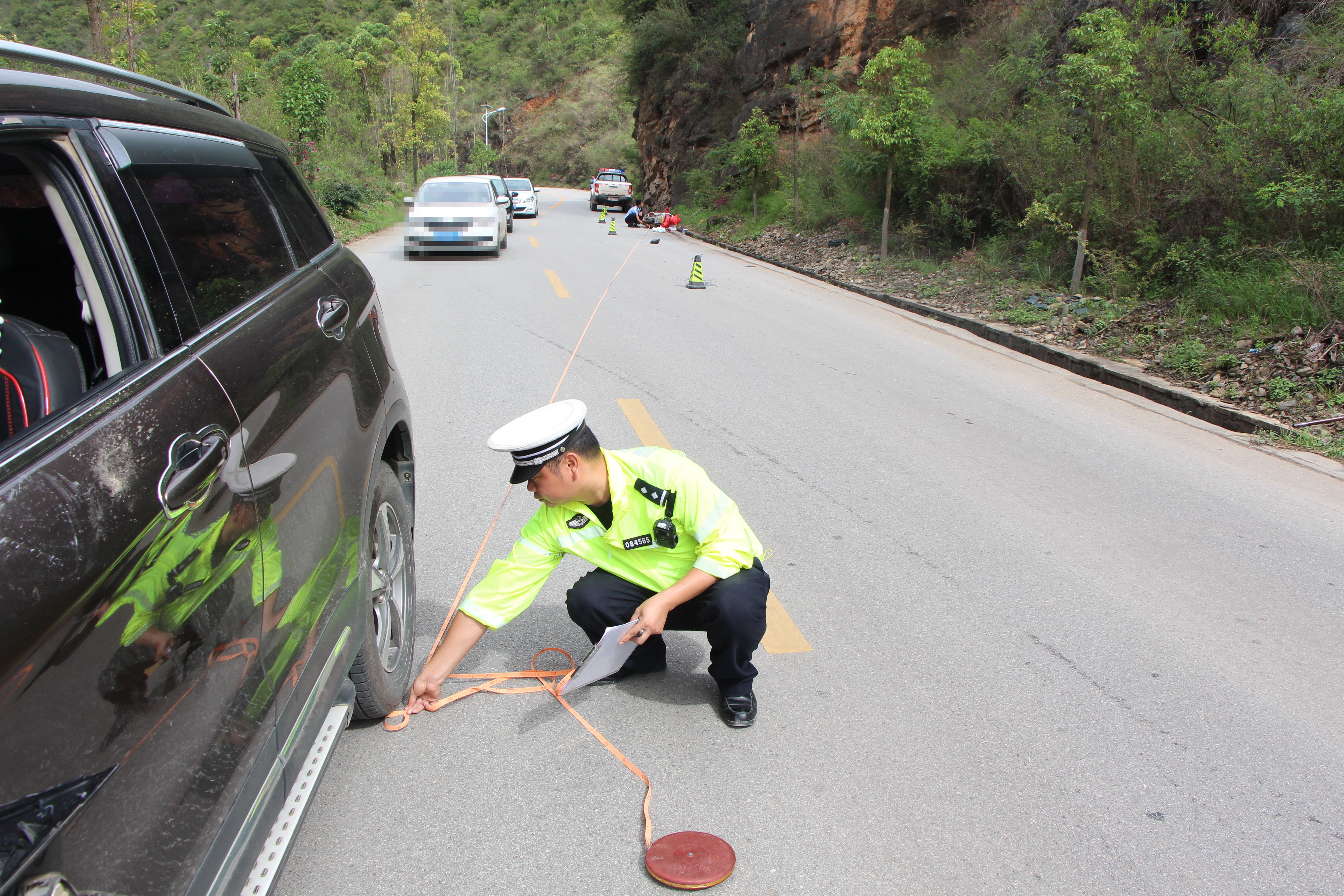 13肇事车辆云MLG096号普通二轮摩托车后轮轴心距肇事车辆云MS7336号小型普通客车左后轮轴心32.1米.JPG