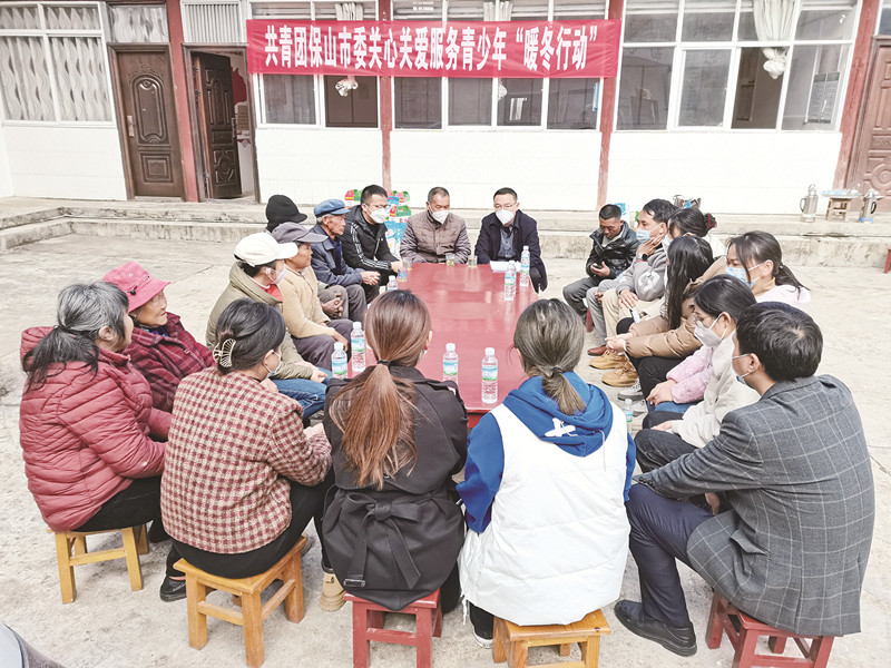 春节来临之际，共青团保山市委走进瓦渡乡荒田村为村民送上理论宣讲“大礼包”。.jpg