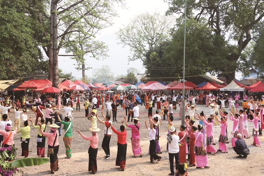 潞江欢度泼水节互祝吉祥与幸福.jpg