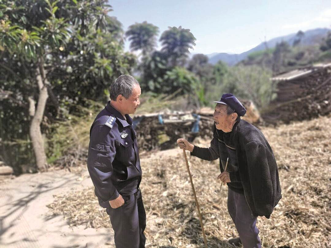 浦恩雄走访群众。保　轩　摄.jpg