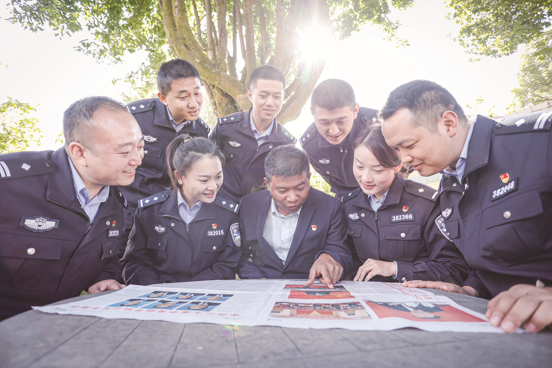 基层干部职工一起学习党的二十大精神