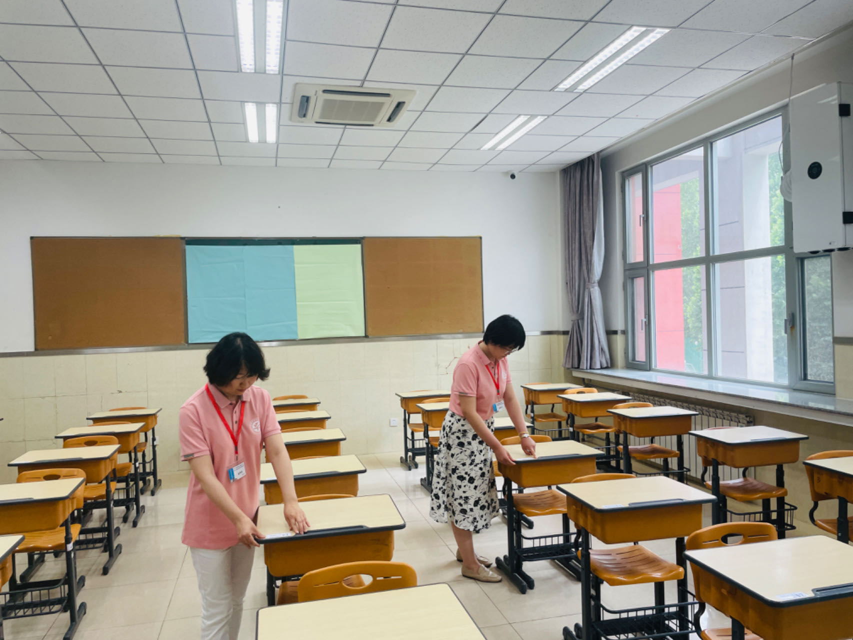 6月6日，北京市海淀区北航实验学校中学部考点内，学校教师做好考前筹备工作。人民网记者 李依环摄