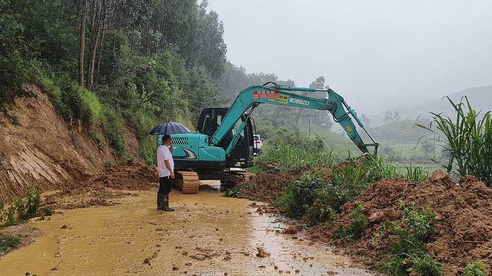 清理道路塌方.jpg